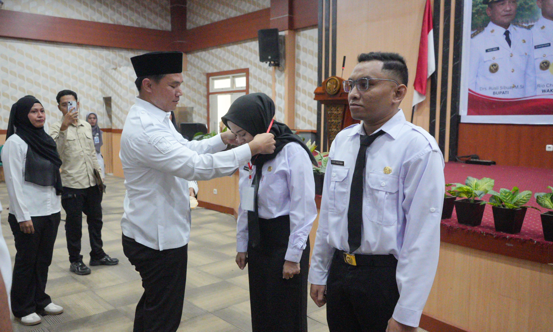 Penyematan tanda peserta pelatihan Dasar CPNS Kabupaten Pulau Morotai Tahun 2026